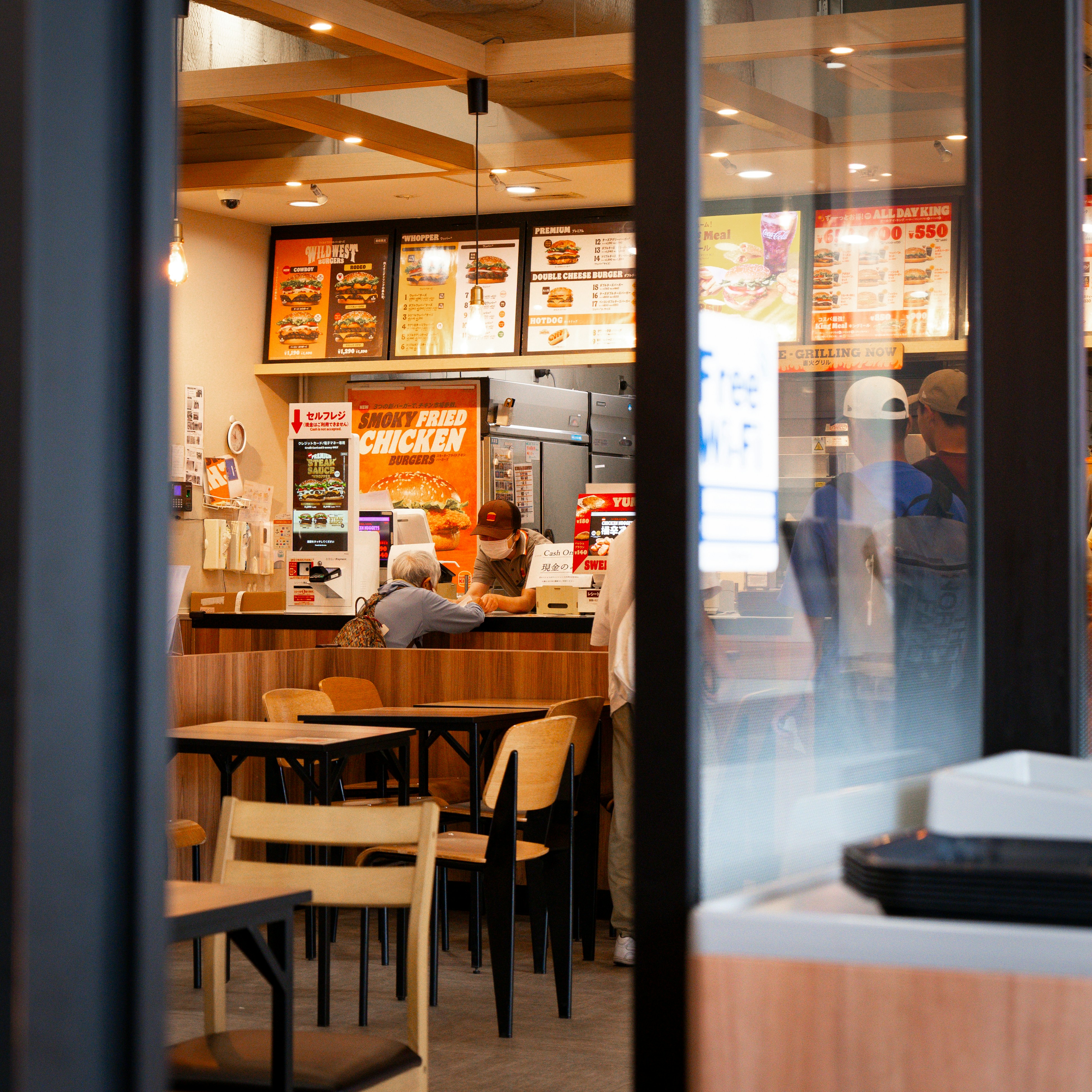 Painel com vídeos de moda em loja de varejo