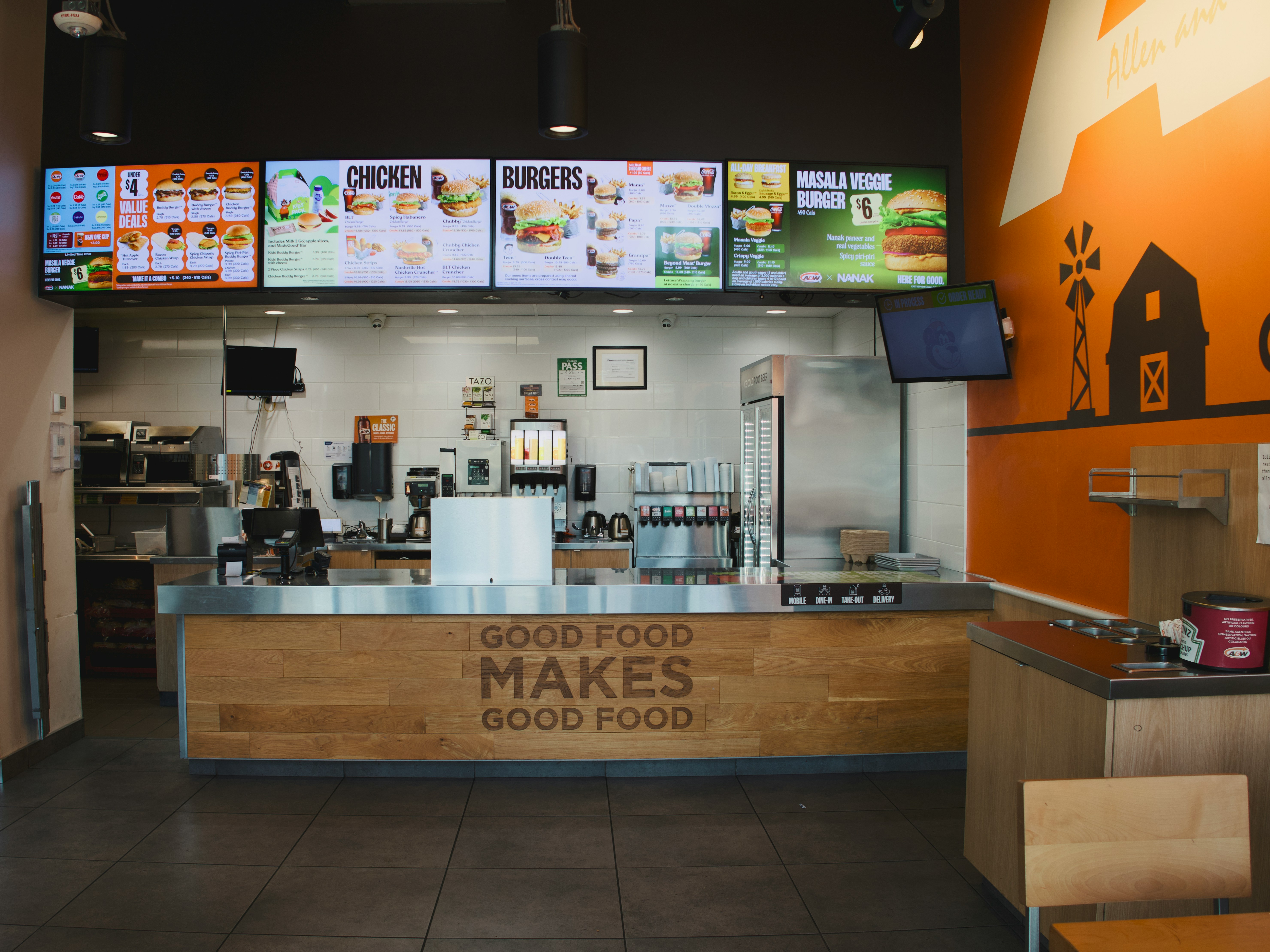 Painéis digitais exibindo campanhas em praça urbana